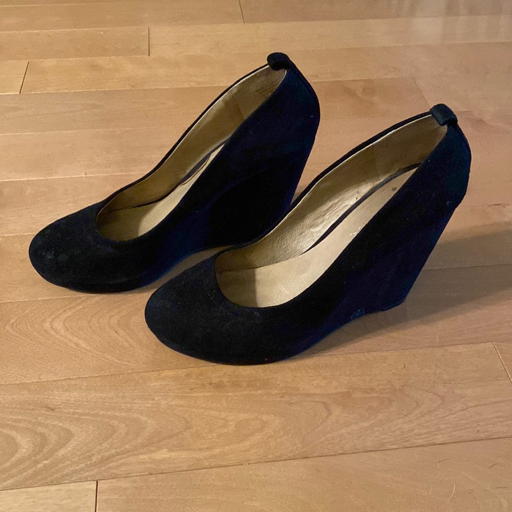 Used Aldo velour black wedges